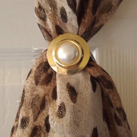 Scarf and scarf holder - Picture 2 of 5